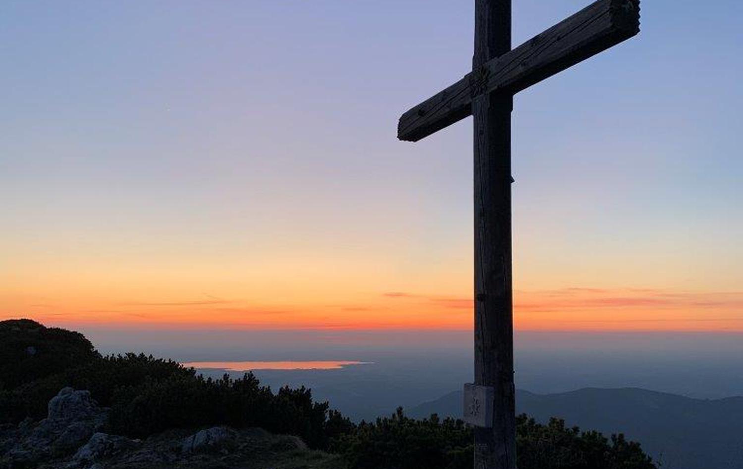 Aufstellung neues Gipfelkreuz auf dem Zwiesel Meine Sparkasse bewegt